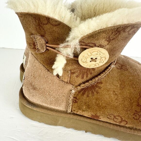 Ugg Mini Bailey Button Boot Womens Size 8 Logo Spellout Brown Monogram - Picture 8 of 11